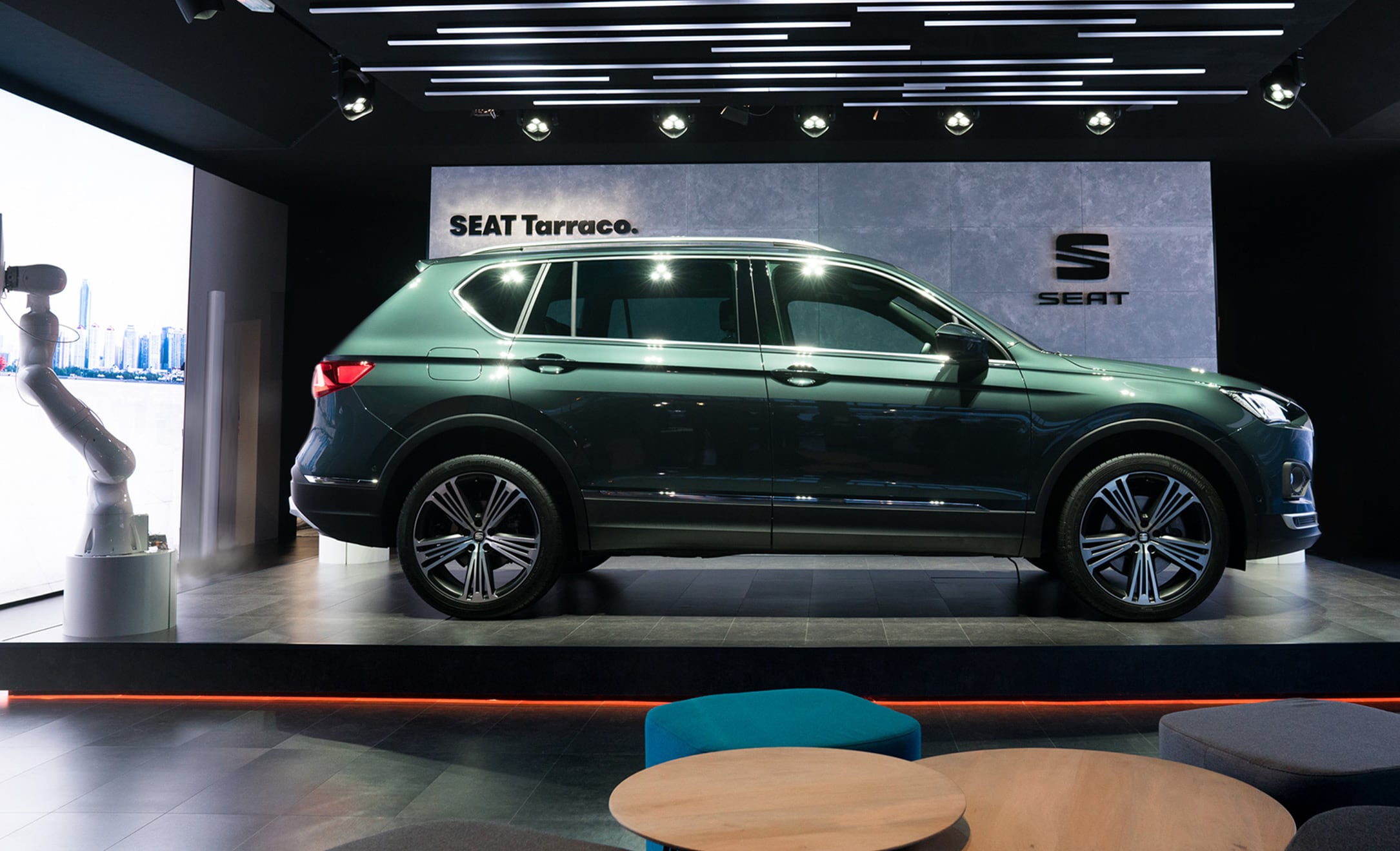 SEAT Tarraco showroomissa, sivukuva