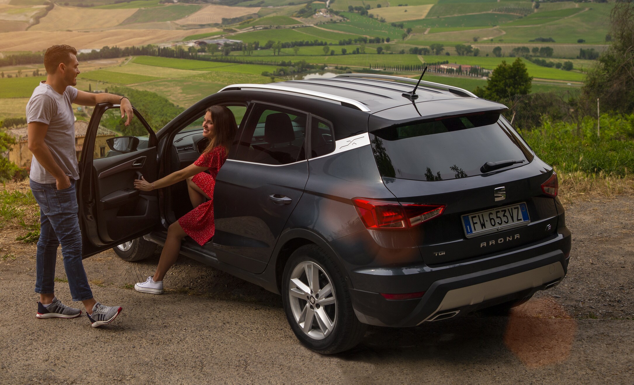 Nainen ja mies juttulee SEAT Arona vieressä