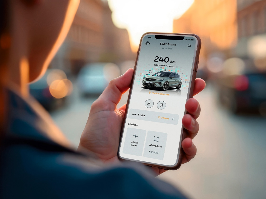 Henkilö käyttää älypuhelimessaan My SEAT -sovellusta