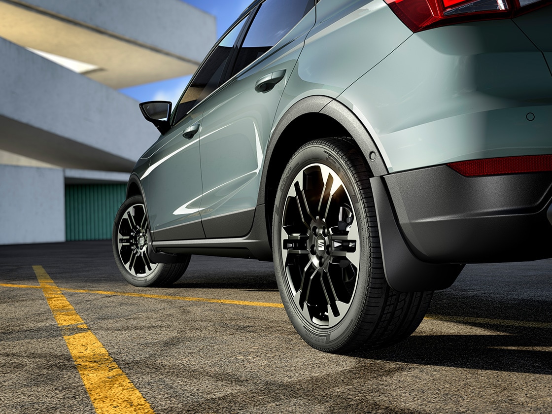 SEAT Arona, jossa on roiskeläpät edessä ja takana suojaamassa autoa ja tuomassa lisää tyylikkyyttä.