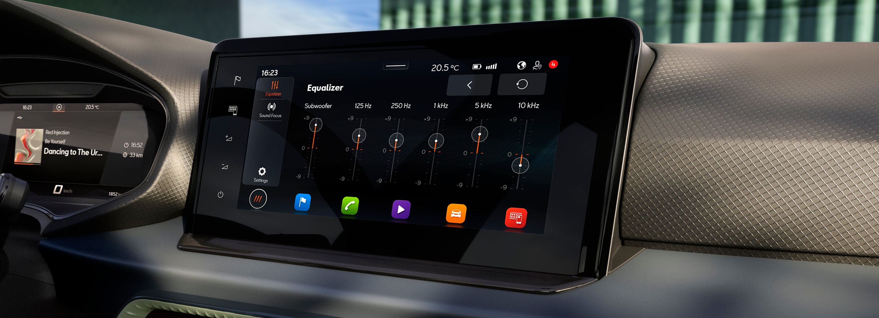 SEAT Aronan kojelauta, joka sisältää muun muassa Seat-äänentoistojärjestelmän