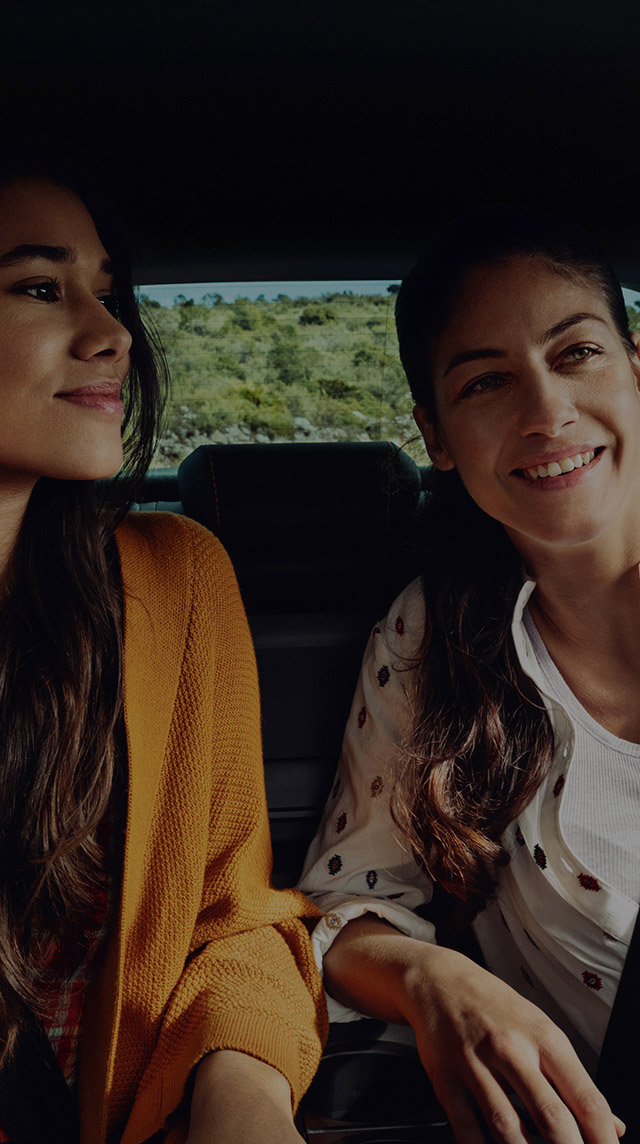 Kaksi naista istuu SEAT Tarracon takapenkillä