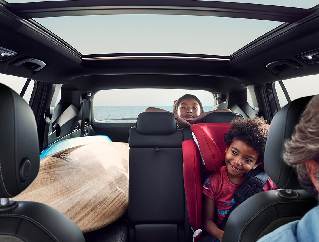 Perhe matkustaa uudessa 7-paikkaisessa SEAT Tarraco XPERIENCE -mallissa, jossa on kattoluukku 