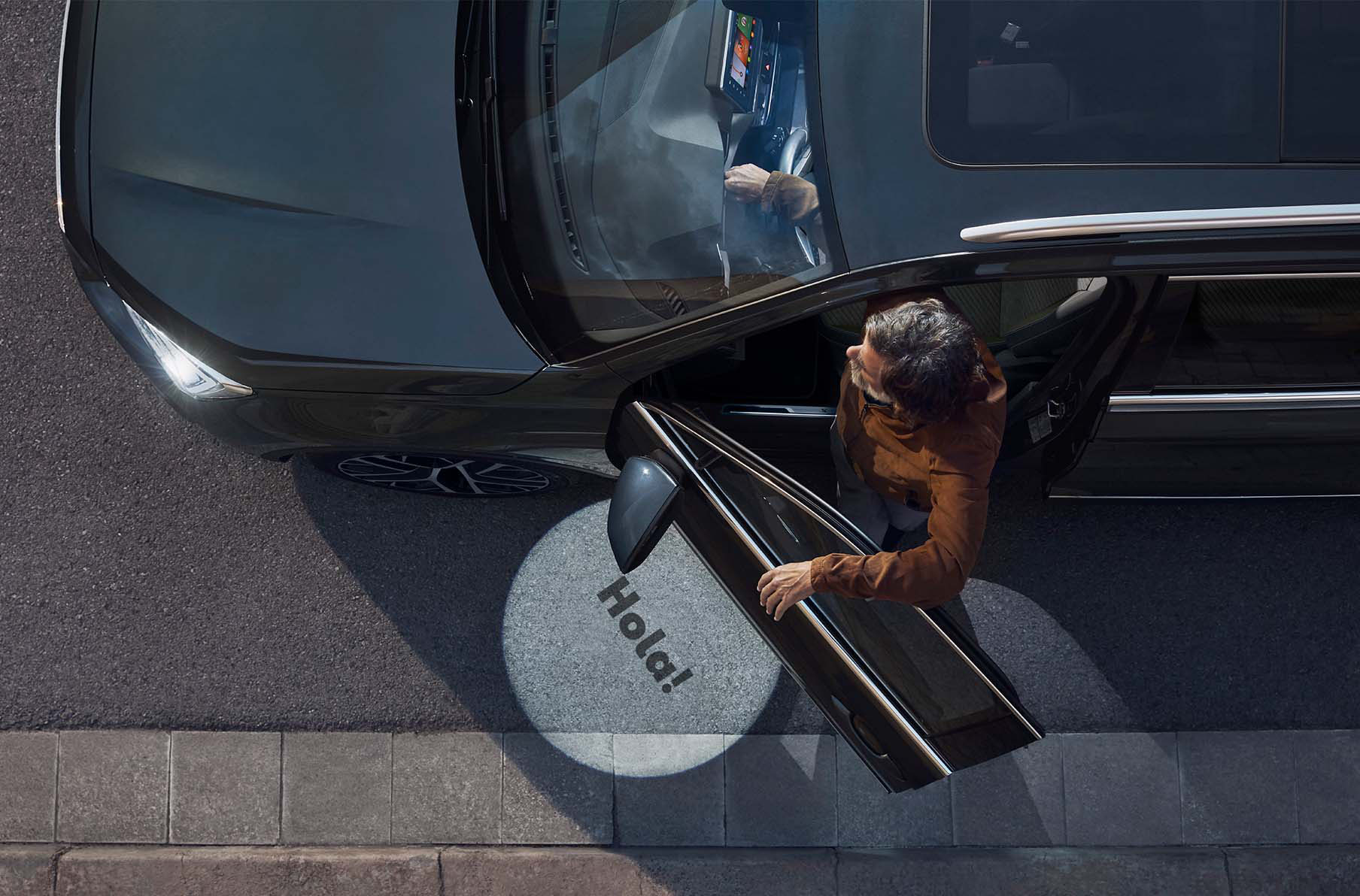 Drooninäkymä kohti miestä, joka on astumassa uuteen SEAT Tarraco XPERIENCE -malliin