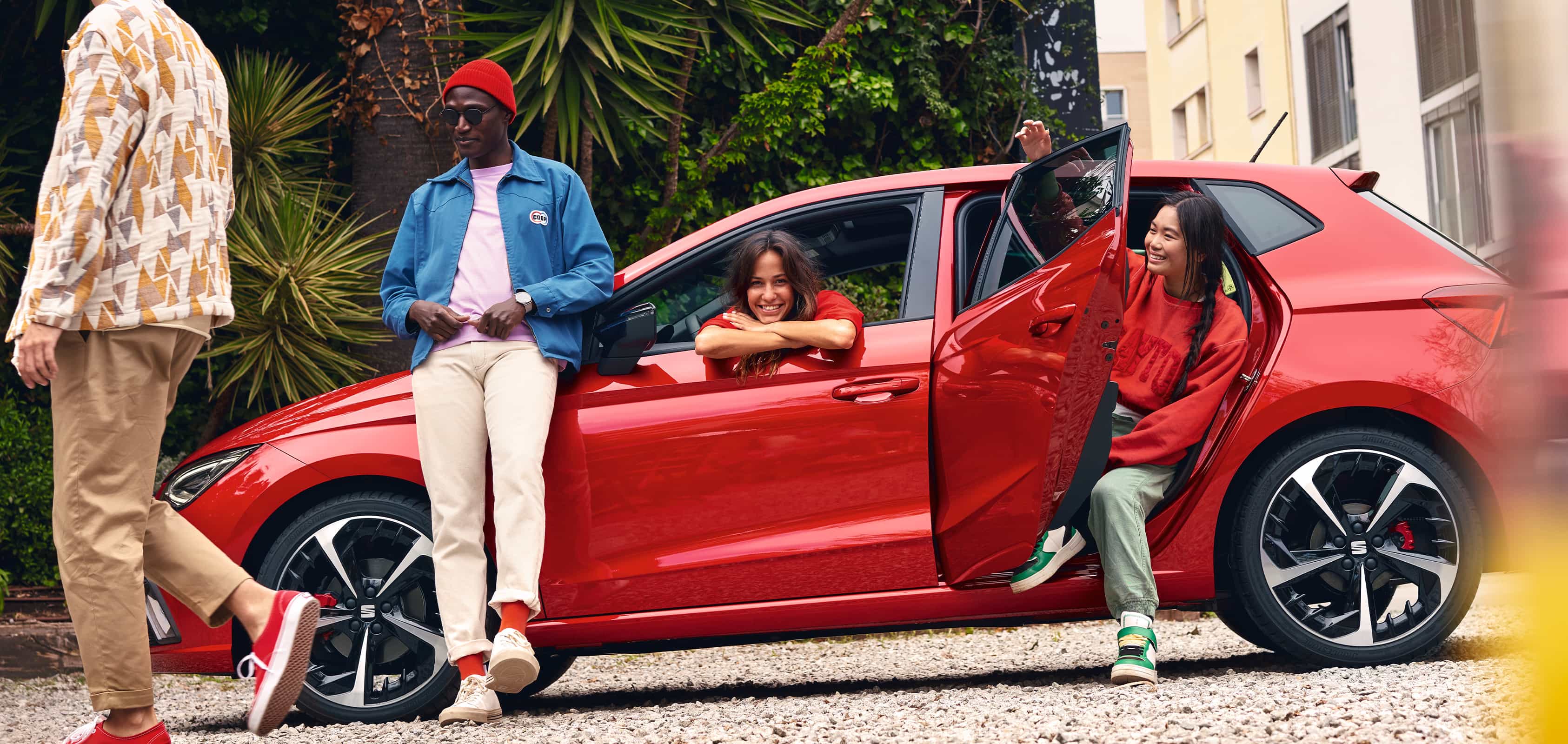 Ystävykset hengailevat Desire Red -värisen SEAT Ibizan ympärillä