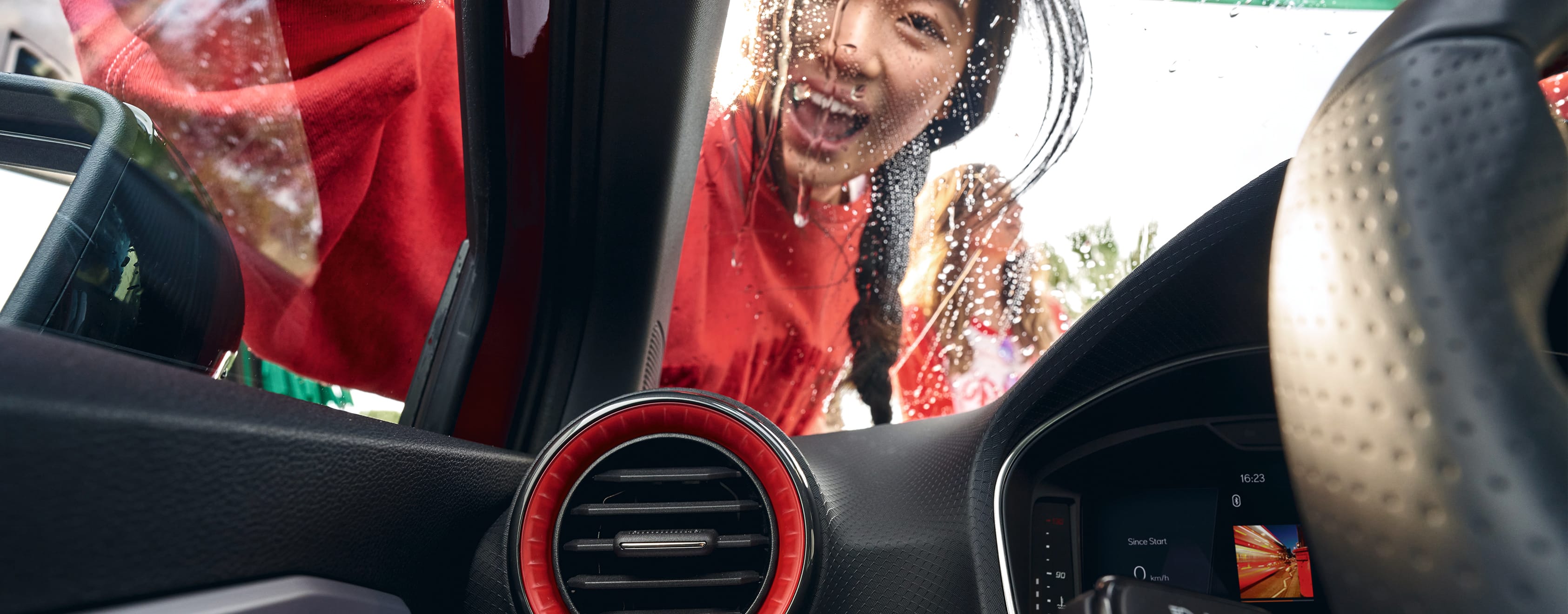 SEAT Ibizan sisäkuva, nainen pesee auton tuulilasia