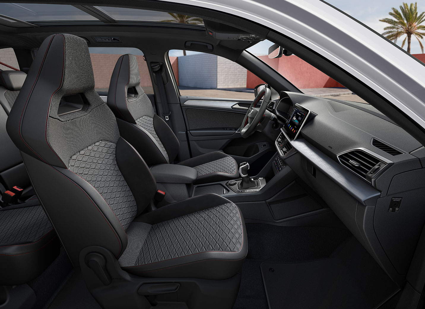 SEAT Tarraco e-HYBRID, urheilulliset etuistuimet ja monitoimiohjauspyörä