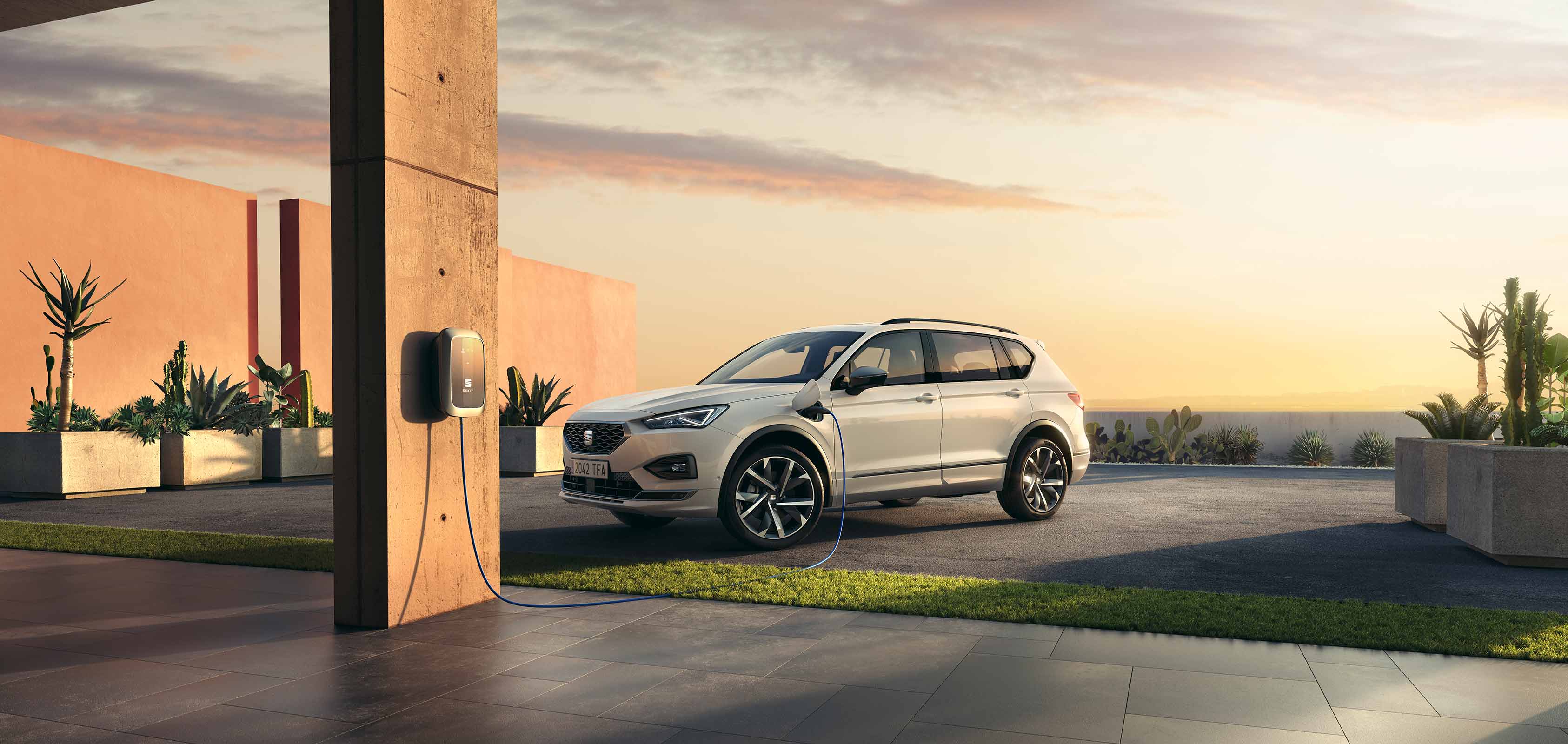 uusi ladattava hybridi SEAT Tarraco e-HYBRID oryx-valkoisena 